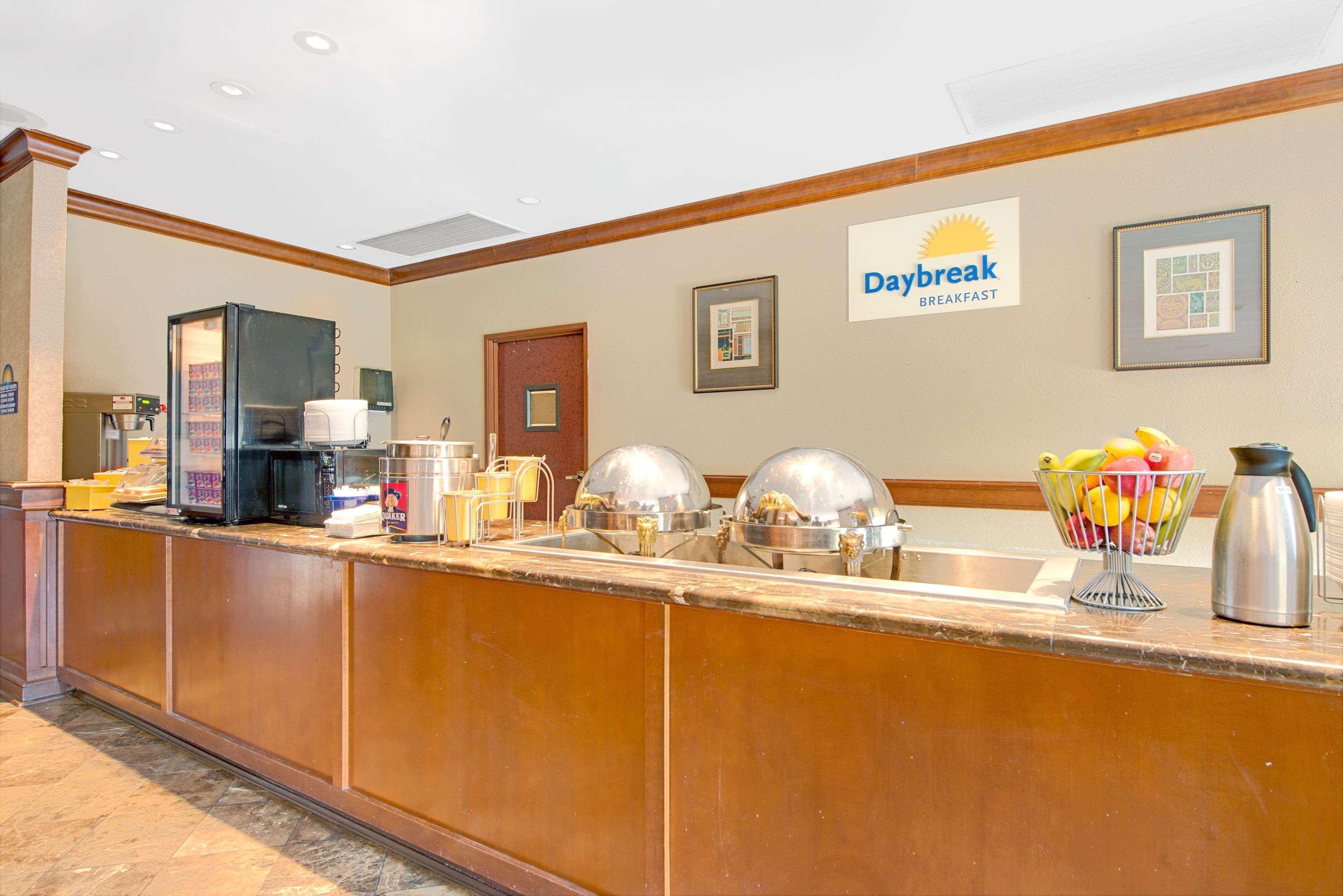 Days Inn By Wyndham St. Louis/Westport Mo Maryland Heights Exteriör bild